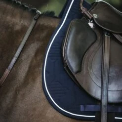 Kentucky Horsewear Kentucky Springsatteldecke Color Edition Navy Warmblut -Pferdebedarf Verkauf kentucky pring zadeldekje color edition navy 2.fd2d54