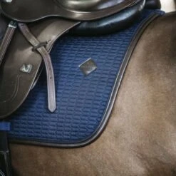 Kentucky Horsewear Kentucky Springsatteldecke Color Edition Leder Corale Warmblut 34 Kentucky Horsewear Kentucky Springsatteldecke Color Edition Leder Corale Warmblut -Pferdebedarf Verkauf kentucky spring zadeldekje color ed leather navy 1.642697