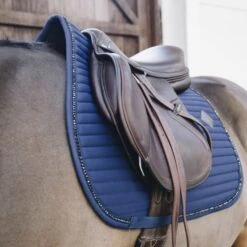 Kentucky Horsewear Kentucky Springsatteldecke Pearls Grau Warmblut 29 Kentucky Horsewear Kentucky Springsatteldecke Pearls Grau Warmblut -Pferdebedarf Verkauf kentucky spring zadeldekje pearls blauw 2.848952