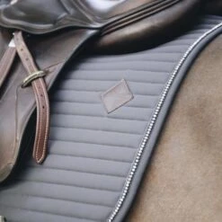 Kentucky Horsewear Kentucky Springsatteldecke Pearls Grau Warmblut 20 Kentucky Horsewear Kentucky Springsatteldecke Pearls Grau Warmblut -Pferdebedarf Verkauf kentucky spring zadeldekje pearls grey 1.a8ea42