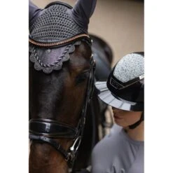 Mrs. Ros Fliegenhaube Glitter Saphir -Pferdebedarf Verkauf mrs ros 4q6a4003 0d4d3465 cfb8 4ceb b014 244f43ce80ce.969b56 1